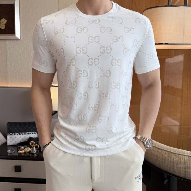 古奇 2025Ss蛇年贺岁款春夏精品烧花工艺短袖T恤 官网同步 高端品质 定制顶级丝光棉面料，顶级大厂1:1制作，时尚大牌重工艺Logo设计，手感柔软细腻 穿着