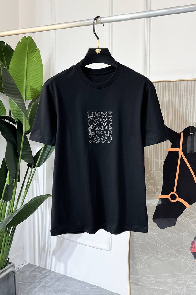 罗薏葳- 2025Ss蛇年贺岁款春夏精品短袖T恤 官网同步 高端品质 定制顶级长绒棉面料，顶级大厂1:1制作，时尚大牌重工艺Logo设计，手感柔软细腻 穿着亲肤