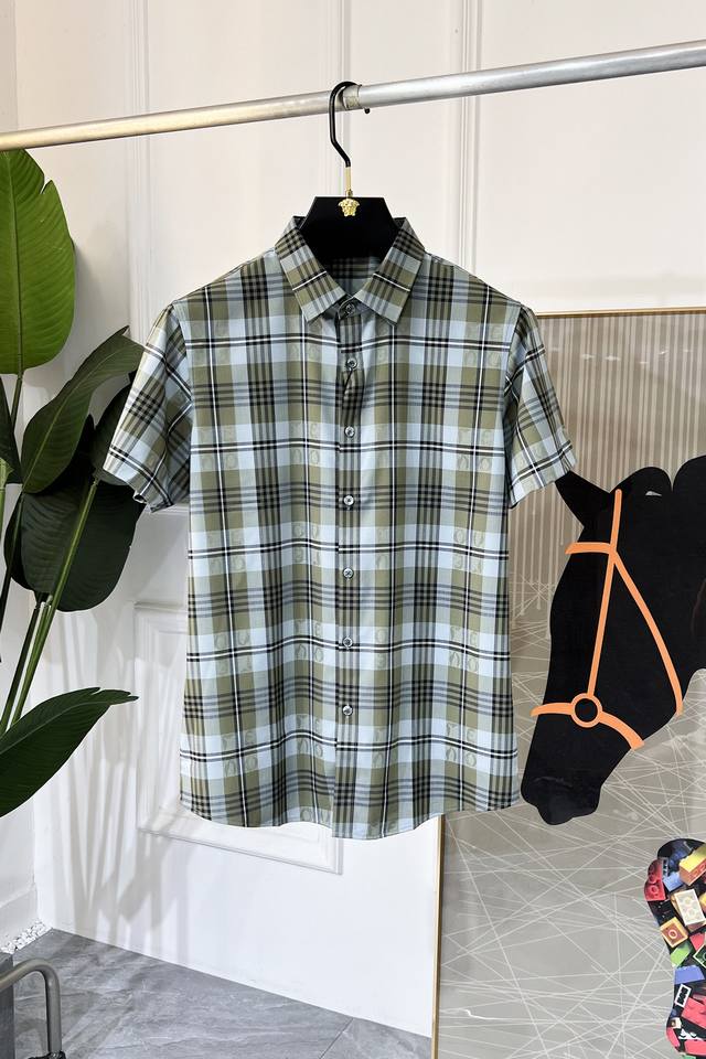 巴宝莉 Ss时尚大爆款精品衬衫，贸易公司渠道货，品相完美如斯，属于入柜级别，可预见性的爆款，高级定制进口高级棉混纺面料，大师级剪裁，质感无敌，亲肤性极佳，非常出