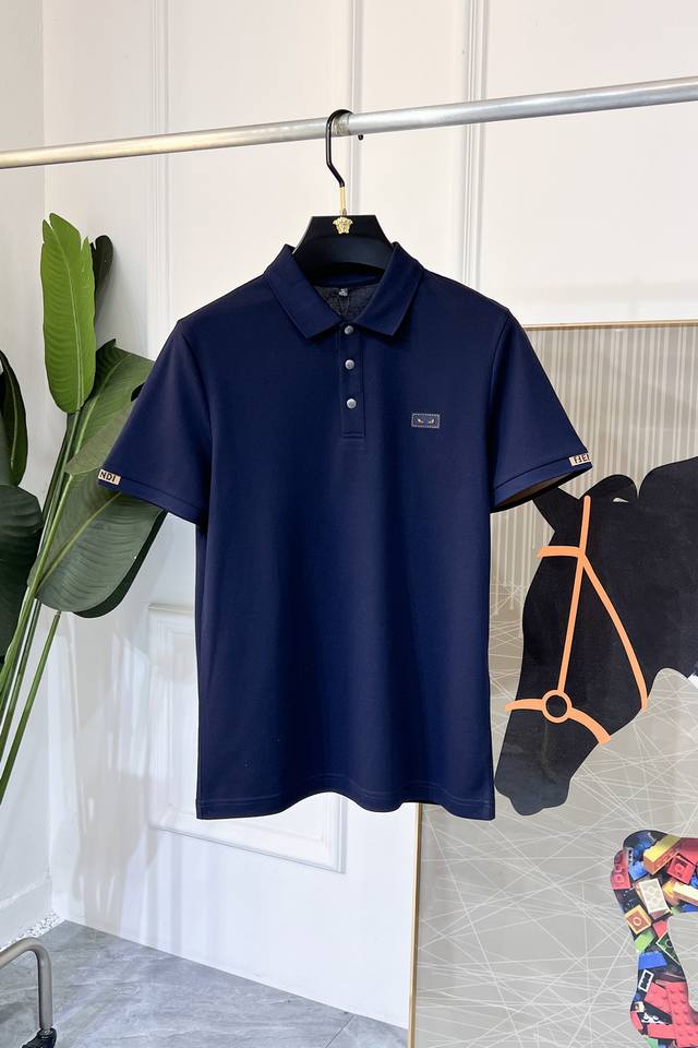 芬迪- 2025Ss蛇年春夏新款Polo领短袖系列。精选优质双丝光珠地棉面料，时尚大牌元素Logo设计，上身版型超赞，面料细腻舒适透气，随意搭配都超级好看时尚型