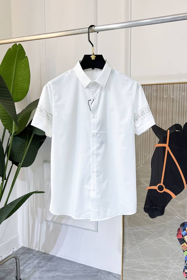 卡瓦利 Ss时尚大爆款精品衬衫，贸易公司渠道货，品相完美如斯，属于入柜级别，可预见性的爆款，高级定制进口高级棉混纺面料，大师级剪裁，质感无敌，亲肤性极佳，非常出