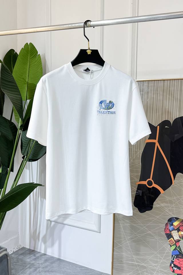 华伦天奴 2025Ss蛇年贺岁款春夏精品偏大宽松版短袖T恤 官网同步 高端品质 定制顶级长绒棉面料，顶级大厂1:1制作，时尚大牌重工艺Logo设计，手感柔软细腻