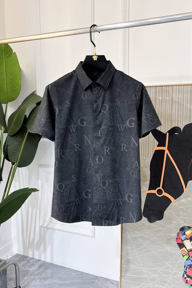 阿玛尼 Ss时尚大爆款精品衬衫，贸易公司渠道货，品相完美如斯，属于入柜级别，可预见性的爆款，高级定制进口高级棉混纺面料，大师级剪裁，质感无敌，亲肤性极佳，非常出