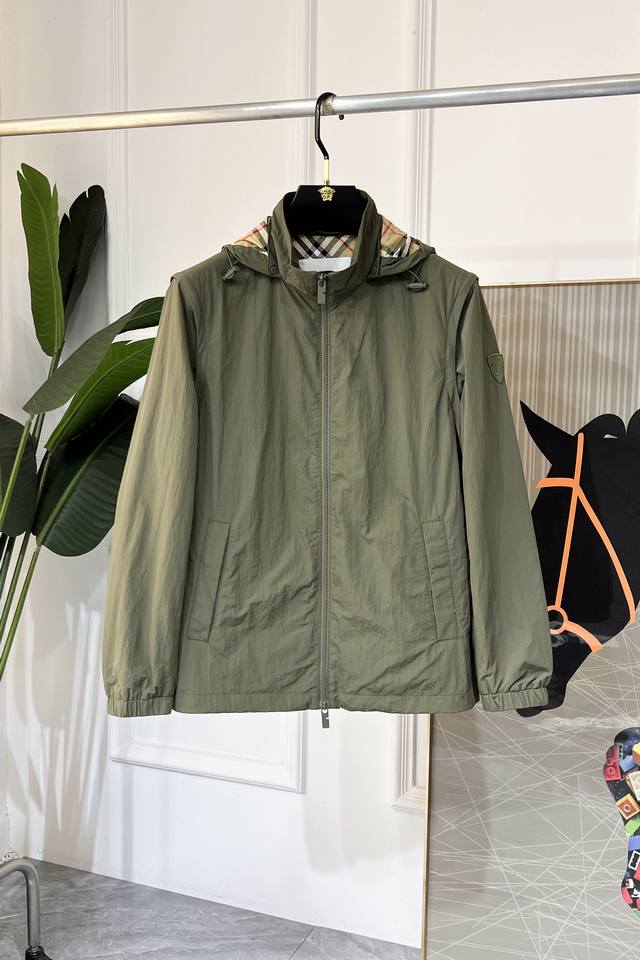 巴宝莉 2025Ss蛇年贺岁款春装两件套夹克外套，袖子可拆卸，一衣两穿！定制高品质聚酯纤维面料！顶级时尚大牌元素Logo设计，三标齐全！原版五金辅料，线条流畅，