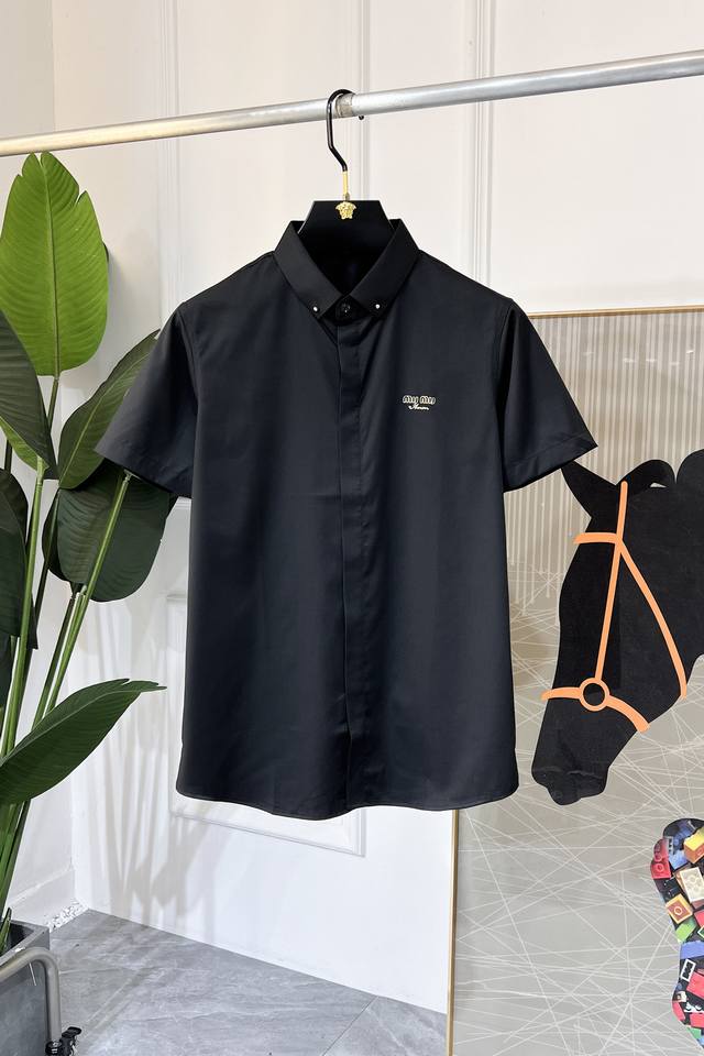 谬谬 Ss时尚大爆款精品衬衫，贸易公司渠道货，品相完美如斯，属于入柜级别，可预见性的爆款，高级定制进口高级棉混纺面料，大师级剪裁，质感无敌，亲肤性极佳，非常出彩