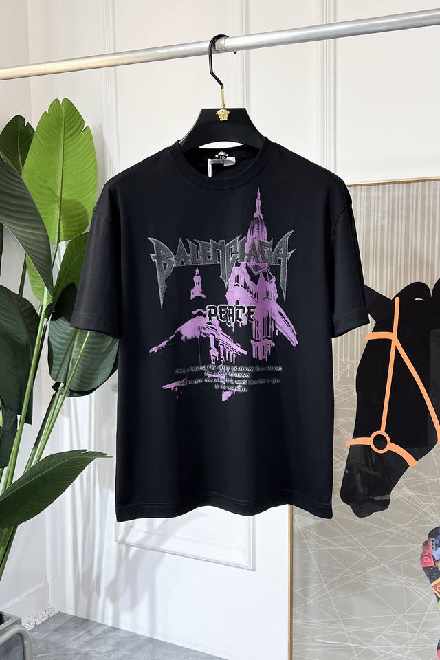 巴黎世家 2025Ss蛇年贺岁款春夏精品偏大宽松版短袖T恤 官网同步 高端品质 定制顶级长绒棉面料，顶级大厂1:1制作，时尚大牌重工艺Logo设计，手感柔软细腻