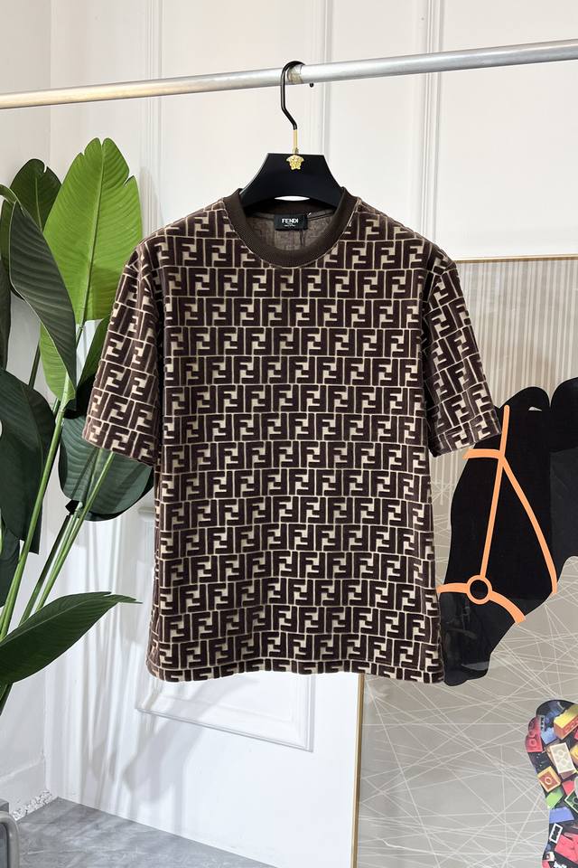 芬迪 2025Ss蛇年贺岁款春夏精品宽松版植绒提花短袖T恤 官网同步 高端品质 定制顶级长绒棉面料，顶级大厂1:1制作，时尚大牌重工艺Logo设计，手感柔软细腻