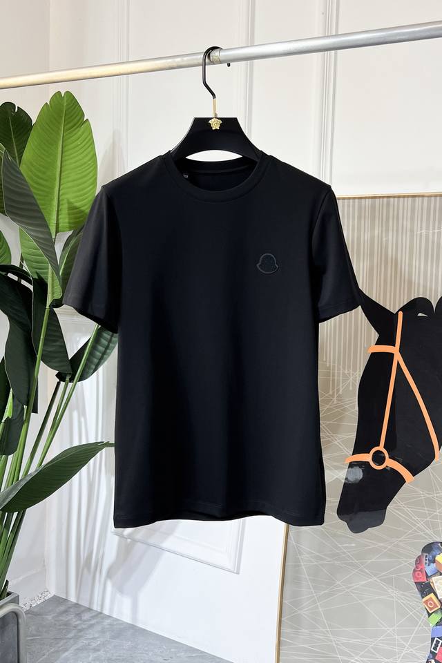 蒙口 2025Ss蛇年贺岁款春夏精品短袖T恤 官网同步 高端品质 定制顶级丝光棉面料，顶级大厂1:1制作，时尚大牌重工艺Logo设计，手感柔软细腻 穿着亲肤舒适