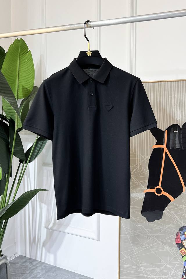 普拉达- 2025Ss蛇年春夏新款Polo领短袖系列。精选优质珠地棉面料，时尚大牌元素Logo设计，上身版型超赞，面料细腻舒适透气，随意搭配都超级好看时尚型男必