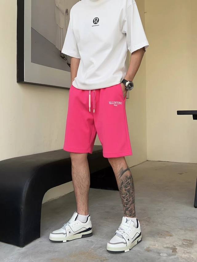 华伦天奴 三标齐全 2025夏季新款男士休闲短裤，高级定制面料透气面料 透气弹力舒适度极高，细节无可挑剔，顶级辅料配备，原版Logo设计理念，手感细腻柔软！上身