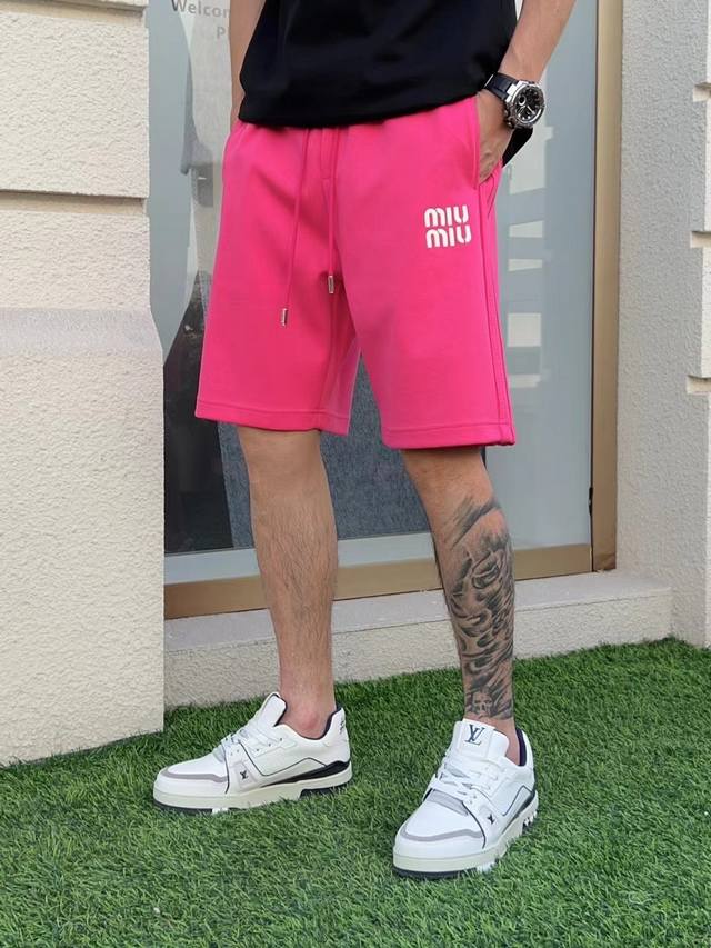 谬谬 三标齐全 2025夏季新款男士休闲短裤，高级定制面料透气面料 透气弹力舒适度极高，细节无可挑剔，顶级辅料配备，原版Logo设计理念，手感细腻柔软！上身版型