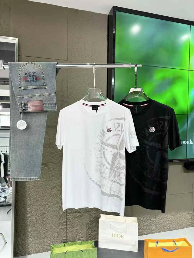 Moncl*R 蒙*口 2025 春夏新款男士短袖T恤！高端潮物，众星追捧时尚款！各大明星网红人手一件的出街单品。高级定制丝光棉面料，手感细腻柔软，上身挺括有型