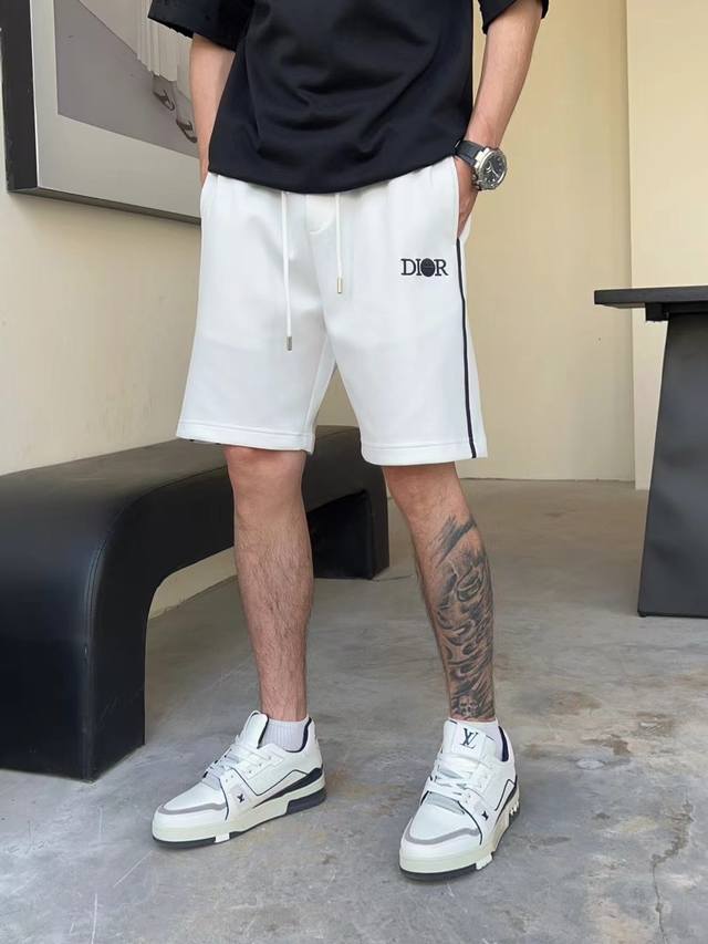 迪奥- 2025Ss官网同步夏季新款高档短裤，采用进口棉原版定制面料 质感舒适百搭 透气性极佳 奢华经典品牌Logo设计 时尚简约大气上档次 透气性极佳 版型立