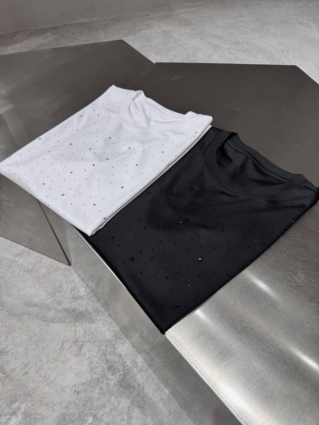 品牌：纪梵*希 价格P： 颜色：白色 黑色 尺码：M-3Xl 介绍；2025春夏新款男士短袖T恤，都市休闲风格，极具设计感的一款单品，顶级外商客供定制棉面料，上
