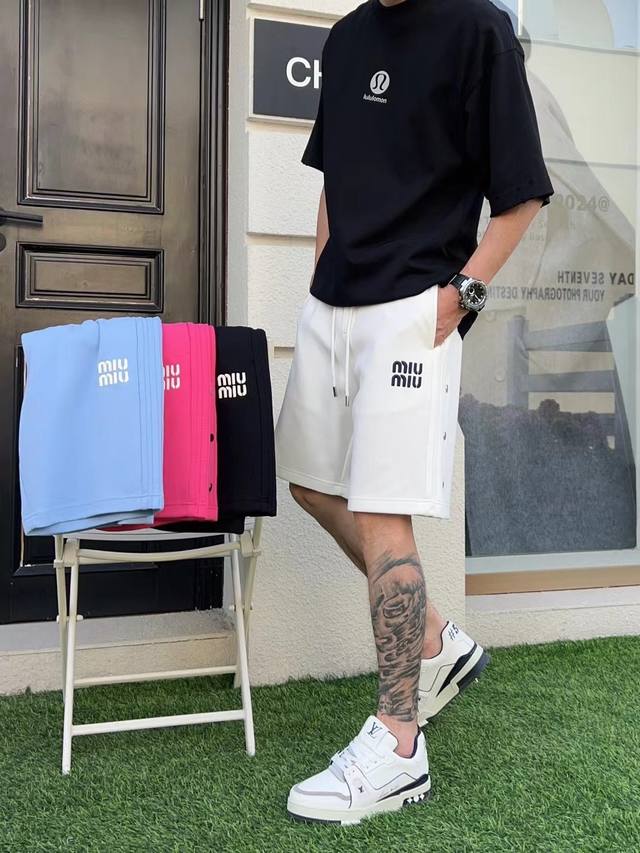 Lulu 三标齐全 2025夏季新款男士休闲短裤，高级定制面料透气面料 透气弹力舒适度极高，细节无可挑剔，顶级辅料配备，原版Logo设计理念，手感细腻柔软！上身