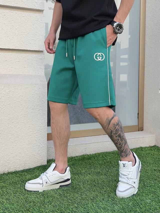 古奇 三标齐全 2025夏季新款男士休闲短裤，高级定制面料透气面料 透气弹力舒适度极高，细节无可挑剔，顶级辅料配备，原版Logo设计理念，手感细腻柔软！上身版型