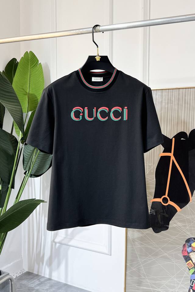 古奇 2025Ss蛇年贺岁款春夏精品短袖T恤 官网同步 高端品质 定制顶级长绒棉面料，顶级大厂1:1制作，时尚大牌重工艺Logo设计，手感柔软细腻 穿着亲肤舒适