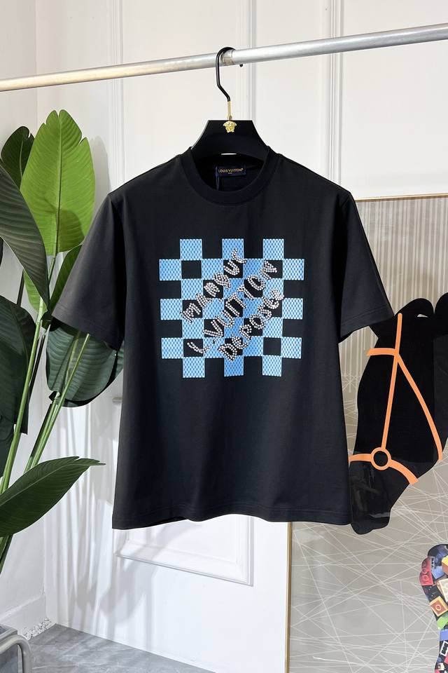 Lv 2025Ss蛇年贺岁款春夏精品短袖T恤 官网同步 高端品质 定制顶级长绒棉面料，顶级大厂1:1制作，时尚大牌重工艺Logo设计，手感柔软细腻 穿着亲肤舒适