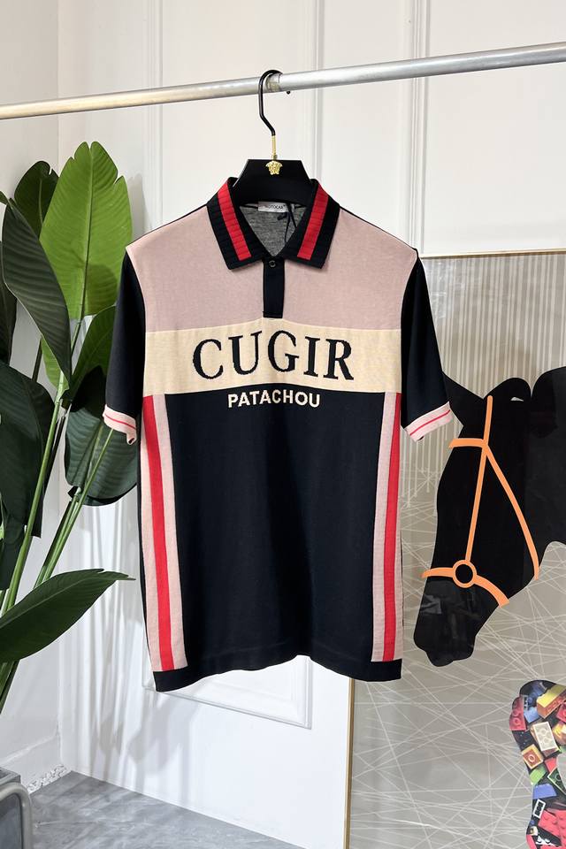 芬迪 2025Ss蛇年春夏新款Polo领针织短袖系列。精选优质蚕丝棉面料，时尚大牌元素Logo设计，上身版型超赞，面料细腻舒适透气，随意搭配都超级好看时尚型男必