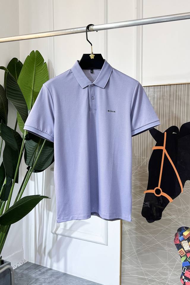 Kiton 2025Ss蛇年春夏新款Polo领短袖系列。精选优质珠地棉面料，时尚大牌元素Logo设计，上身版型超赞，面料细腻舒适透气，随意搭配都超级好看时尚型男