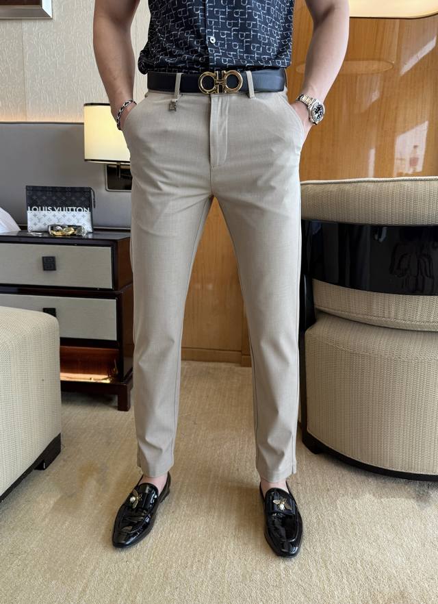 巴宝莉 2025Ss蛇年春夏贺岁款九分休闲裤。原单1:1制作，日常必备的完美之选，简单大气亦时尚有型，定制进口欧棉面料 ，重工洗水工艺，做工复杂工艺精湛。轻松迎