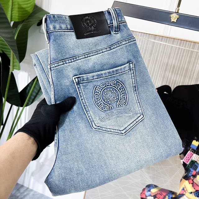 克罗芯- 2025Ss蛇年春夏贺岁款宽腿牛仔裤。原单1:1制作，日常必备的完美之选，简单大气亦时尚有型，定制进口丹宁面料 ，重工洗水工艺，做工复杂工艺精湛。轻松