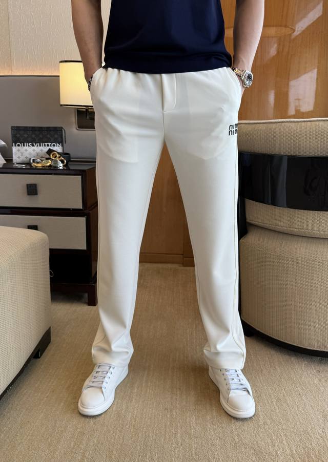 谬谬- 2025Ss蛇年春夏专柜同步爆款休闲裤，本季必入百搭款式，上身极为出挑，超级百搭款 ，原版1:1复刻，三标齐全！专柜最新时尚元素设计，进口定织高品质欧棉