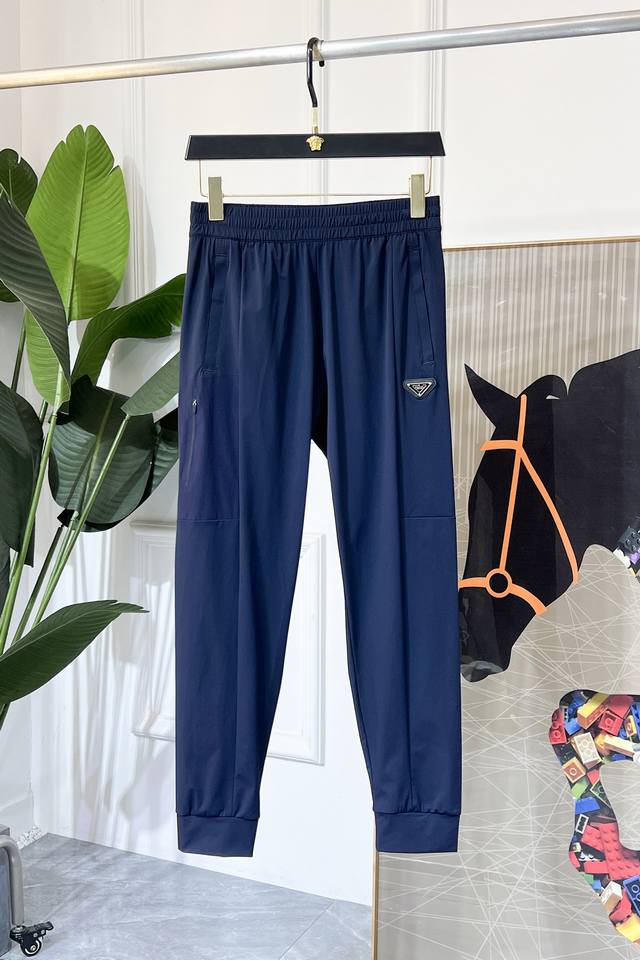 普拉达 2025Ss蛇年春夏专柜同步爆款休闲裤，本季必入百搭款式，上身极为出挑，超级百搭款 ，原版1:1复刻，三标齐全！专柜最新时尚元素设计，进口定织高品质欧棉