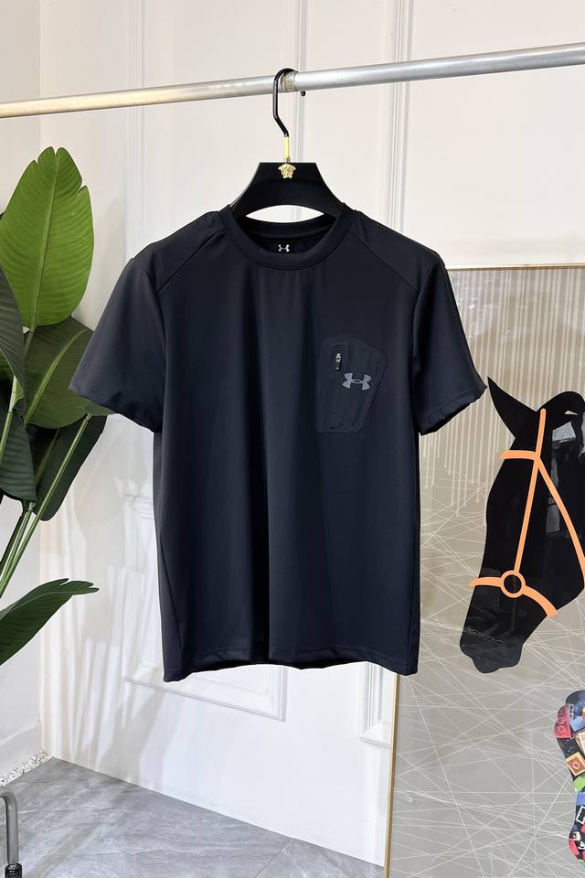 安德努 2025Ss蛇年春夏新款圆领户外短袖系列。精选优质速干科技面料，时尚大牌元素Logo设计，上身版型超赞，面料细腻舒适透气，随意搭配都超级好看时尚型男必备