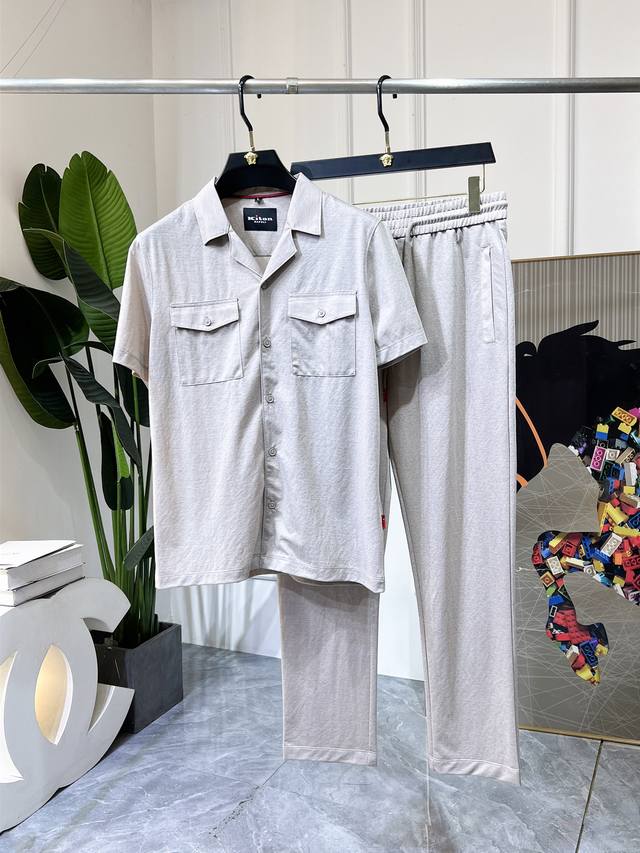 Kiton- 2025Ss蛇年春装新品休闲套装！明星最爱时装味休闲套装 简单大方，官网1：1工艺设计！干净利落剪裁 都市风十足 可供独家顶级定制面料，手感软糯干