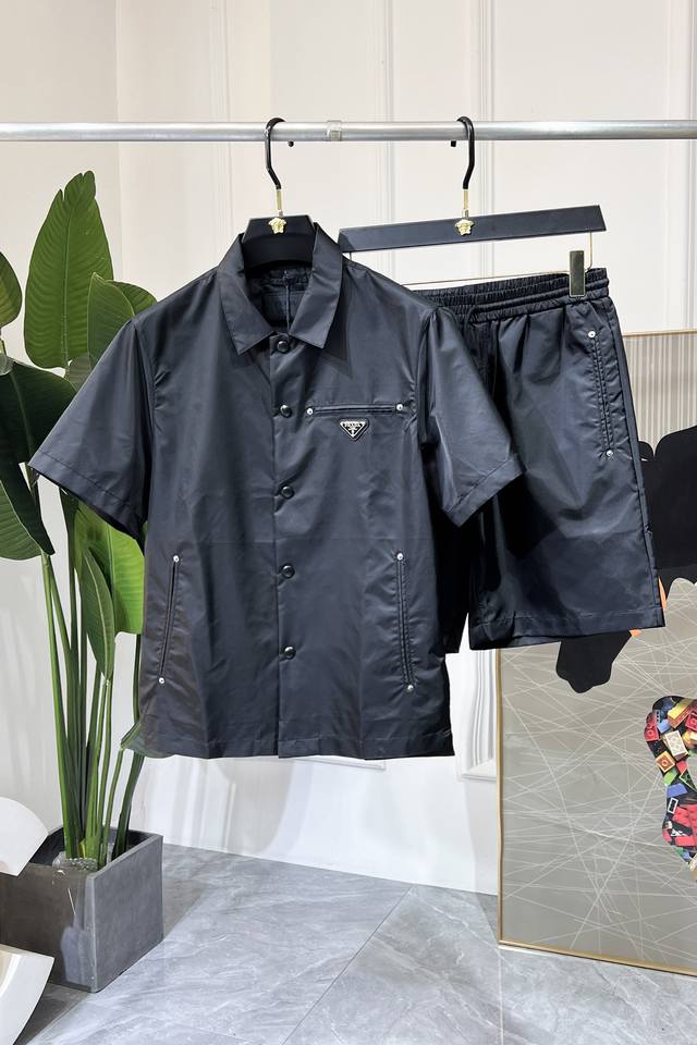 普拉达 2025Ss蛇年春装新品休闲短袖套装！明星最爱时装味休闲套装 简单大方，官网1：1工艺设计！干净利落剪裁 都市风十足 可供独家顶级定制面料，手感软糯干爽
