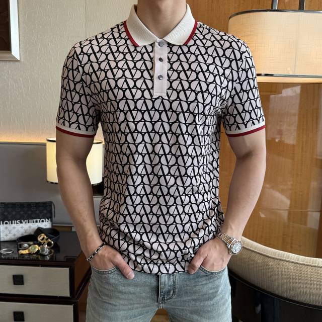 华伦天奴- 2025Ss蛇年春夏新款Polo领短袖系列。精选优质双丝光棉面料，时尚大牌元素Logo设计，上身版型超赞，面料细腻舒适透气，随意搭配都超级好看时尚型