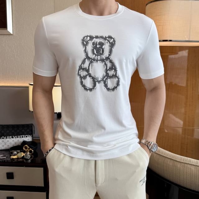 迪奥 2025Ss蛇年贺岁款春夏精品短袖T恤 官网同步 高端品质 定制顶级速干面料，顶级大厂1:1制作，时尚大牌重工艺Logo设计，手感柔软细腻 穿着亲肤舒适