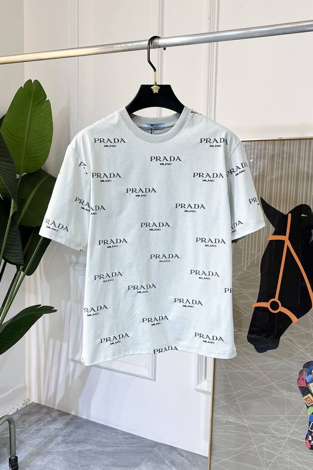 普拉达 2025Ss蛇年贺岁款春夏精品宽松版烧花短袖T恤 官网同步 高端品质 定制顶级100%棉面料，顶级大厂1:1制作，时尚大牌重工艺Logo设计，手感柔软细