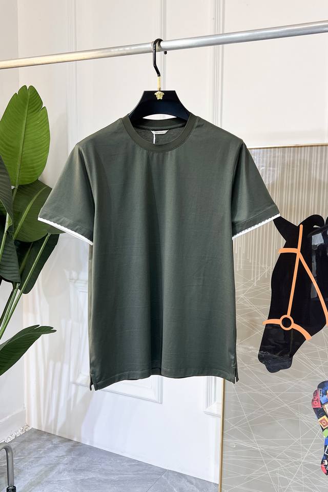 爱玛仕 2025Ss蛇年贺岁款春夏精品短袖T恤 官网同步 高端品质 定制顶级蚕丝棉面料，顶级大厂1:1制作，时尚大牌重工艺Logo设计，手感柔软细腻 穿着亲肤舒