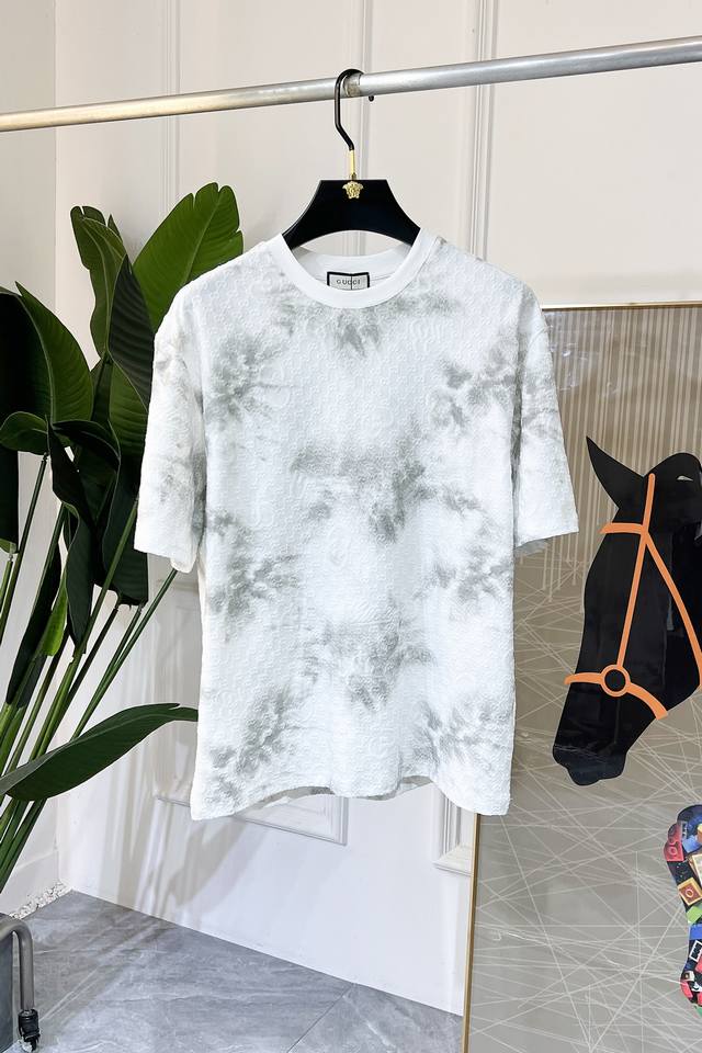 古奇 2025Ss蛇年贺岁款春夏精品宽松版烧花短袖T恤 官网同步 高端品质 定制顶级100%棉面料，顶级大厂1:1制作，时尚大牌重工艺Logo设计，手感柔软细腻