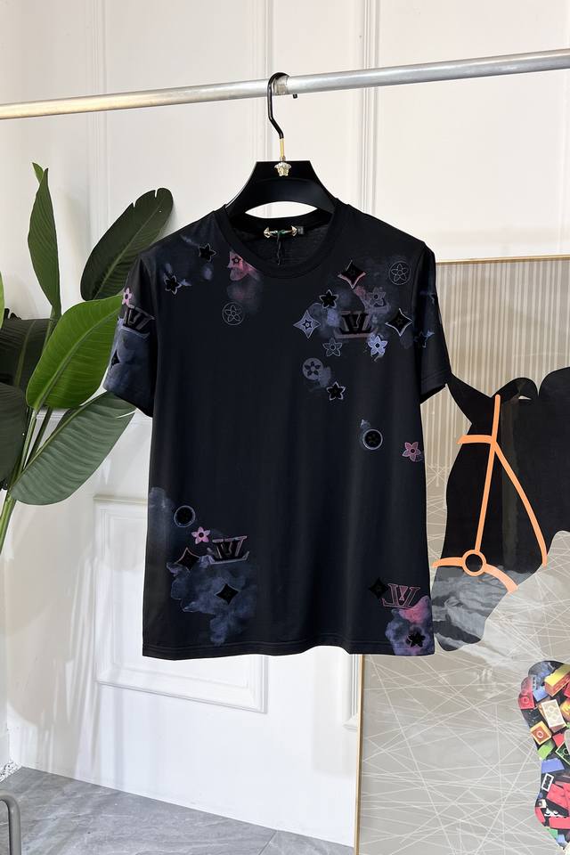 Lv 2025Ss蛇年贺岁款春夏精品印花短袖T恤 官网同步 高端品质 定制顶级丝光棉面料，顶级大厂1:1制作，时尚大牌重工艺Logo设计，手感柔软细腻 穿着亲肤