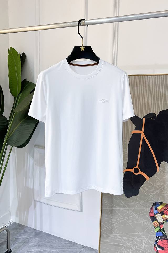 杰尼娅 2025Ss蛇年贺岁款春夏精品短袖T恤 官网同步 高端品质 定制顶级丝光棉面料，顶级大厂1:1制作，时尚大牌重工艺Logo设计，手感柔软细腻 穿着亲肤舒