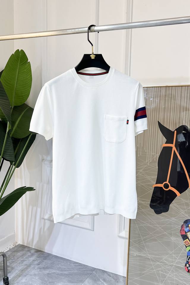 古奇 2025Ss春夏最新大爆款精品短袖T恤，定制进口轻柔珠地面料，时尚大牌元素Logo点缀，会呼吸的面料，质感细腻柔软，贴身冰爽顺滑。吸湿排汗，简约大方又不失