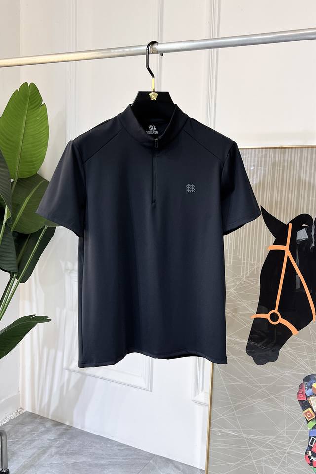 可隆 2025Ss蛇年春夏新款立领户外短袖系列。精选优质速干科技面料，时尚大牌元素Logo设计，上身版型超赞，面料细腻舒适透气，随意搭配都超级好看时尚型男必备款