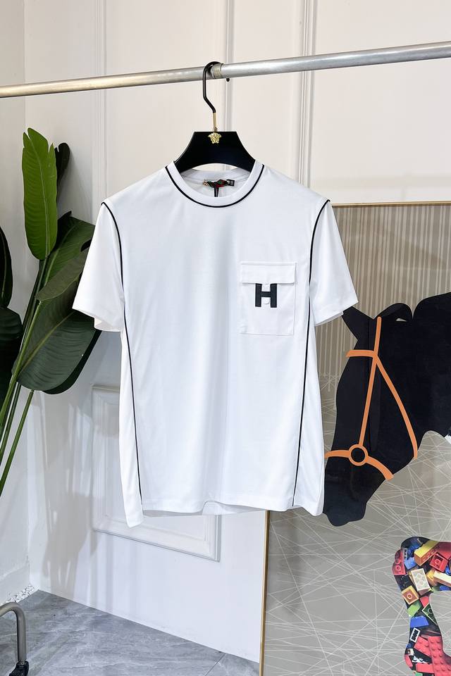 爱玛仕 2025Ss蛇年贺岁款春夏精品宽松版短袖T恤 官网同步 高端品质 定制顶级丝光棉面料，顶级大厂1:1制作，时尚大牌重工艺Logo设计，手感柔软细腻 穿着