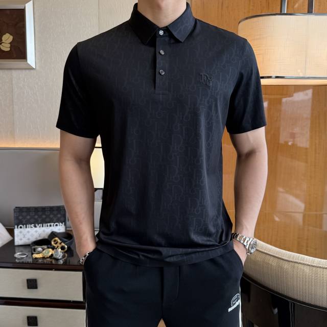 迪奥 2025Ss蛇年春夏新款Polo领短袖系列。精选优质双丝光棉面料，时尚大牌元素Logo设计，上身版型超赞，面料细腻舒适透气，随意搭配都超级好看时尚型男必备