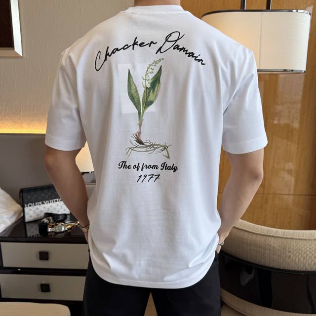 迪奥 2025Ss蛇年贺岁款春夏精品宽松版短袖T恤 官网同步 高端品质 定制顶级长绒棉面料，顶级大厂1:1制作，时尚大牌重工艺Logo设计，手感柔软细腻 穿着亲