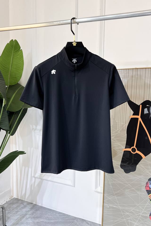 迪桑特- 2025Ss蛇年春夏新款立领户外短袖系列。精选优质速干科技面料，时尚大牌元素Logo设计，上身版型超赞，面料细腻舒适透气，随意搭配都超级好看时尚型男必