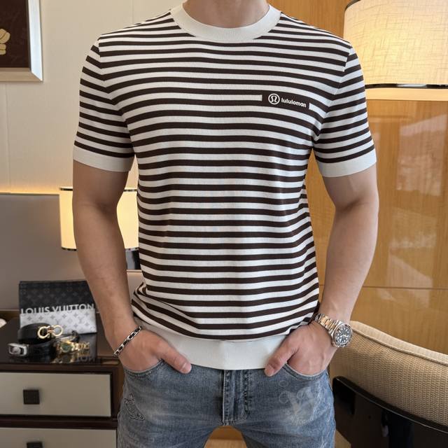 Lulu 2025Ss蛇年贺岁款春夏精品短袖T恤 官网同步 高端品质 定制顶级长绒棉面料，顶级大厂1:1制作，时尚大牌重工艺Logo设计，手感柔软细腻 穿着亲肤