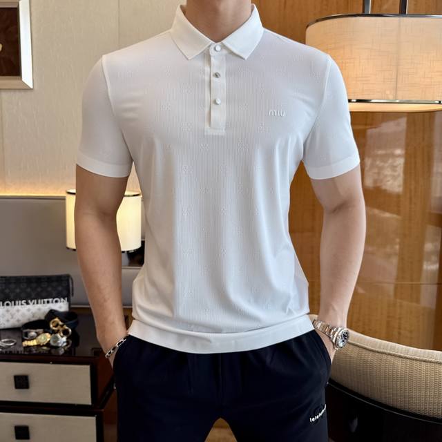 谬谬 2025Ss蛇年春夏新款Polo领短袖系列。精选优质双丝光棉面料，时尚大牌元素Logo设计，上身版型超赞，面料细腻舒适透气，随意搭配都超级好看时尚型男必备