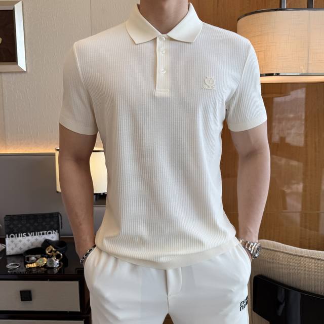 Lp诺悠 2025Ss蛇年春夏新款Polo领短袖系列。精选优质双丝光棉面料，时尚大牌元素Logo设计，上身版型超赞，面料细腻舒适透气，随意搭配都超级好看时尚型男