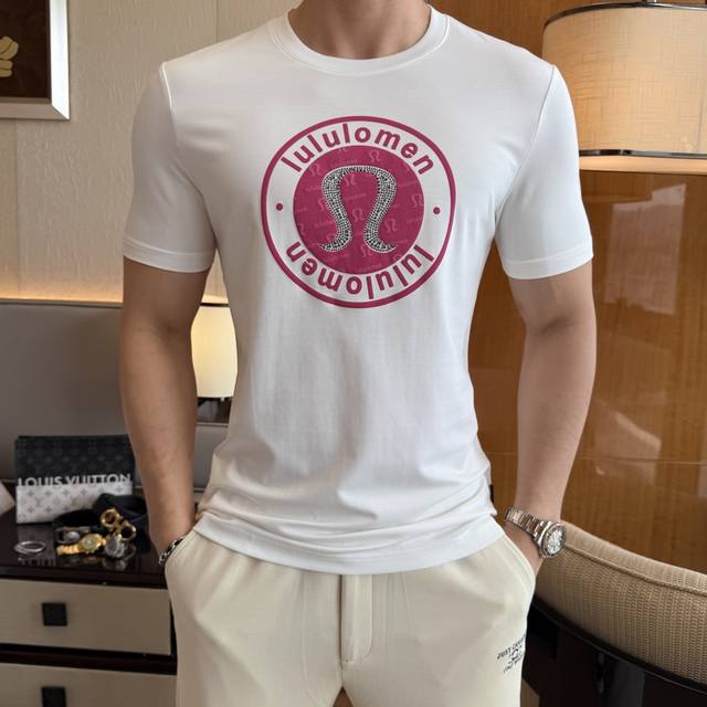 Lulu 2025Ss蛇年贺岁款春夏精品短袖T恤 官网同步 高端品质 定制顶级丝光棉面料，顶级大厂1:1制作，时尚大牌重工艺Logo设计，手感柔软细腻 穿着亲肤