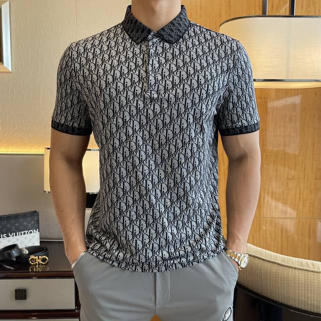 D奥 2025Ss春夏新款Polo领印花短袖系列。定制顶级丝光棉面料！重工艺1:1设计，时尚大牌元素Logo点缀，上身版型超赞，面料细腻舒适透气，随意搭配都超级