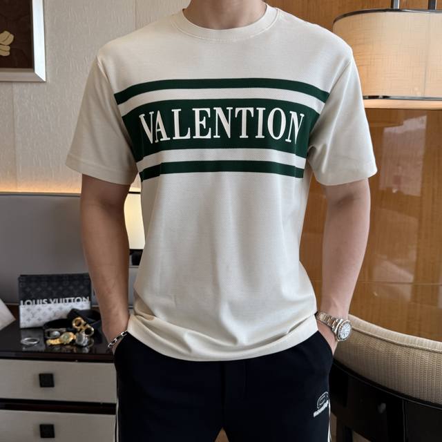 华伦天奴 2025Ss蛇年贺岁款春夏精品短袖T恤 官网同步 高端品质 定制顶级丝光珠地棉面料，顶级大厂1:1制作，时尚大牌重工艺Logo设计，手感柔软细腻 穿着